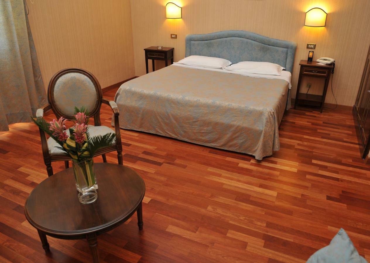 Grande Albergo Quattro Stagioni リエーティ エクステリア 写真
